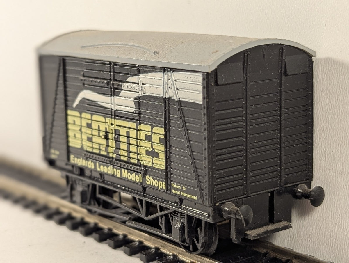 Graham Farish OO Gauge 12 Ton Ventilated Van Goods Wagon Beatties