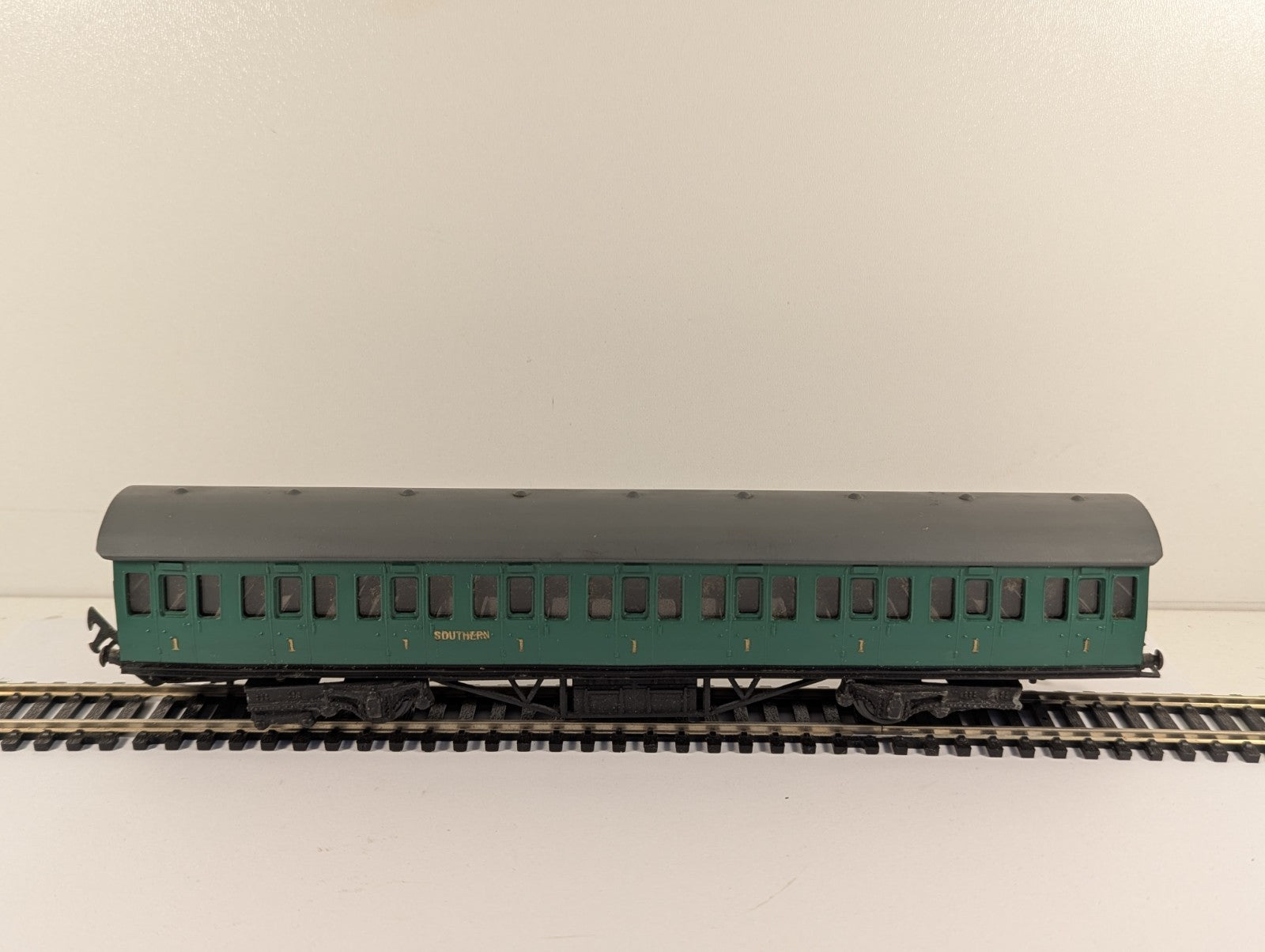 Graham Farish OO Gauge Southern Railway Green First Class Coach Boxed