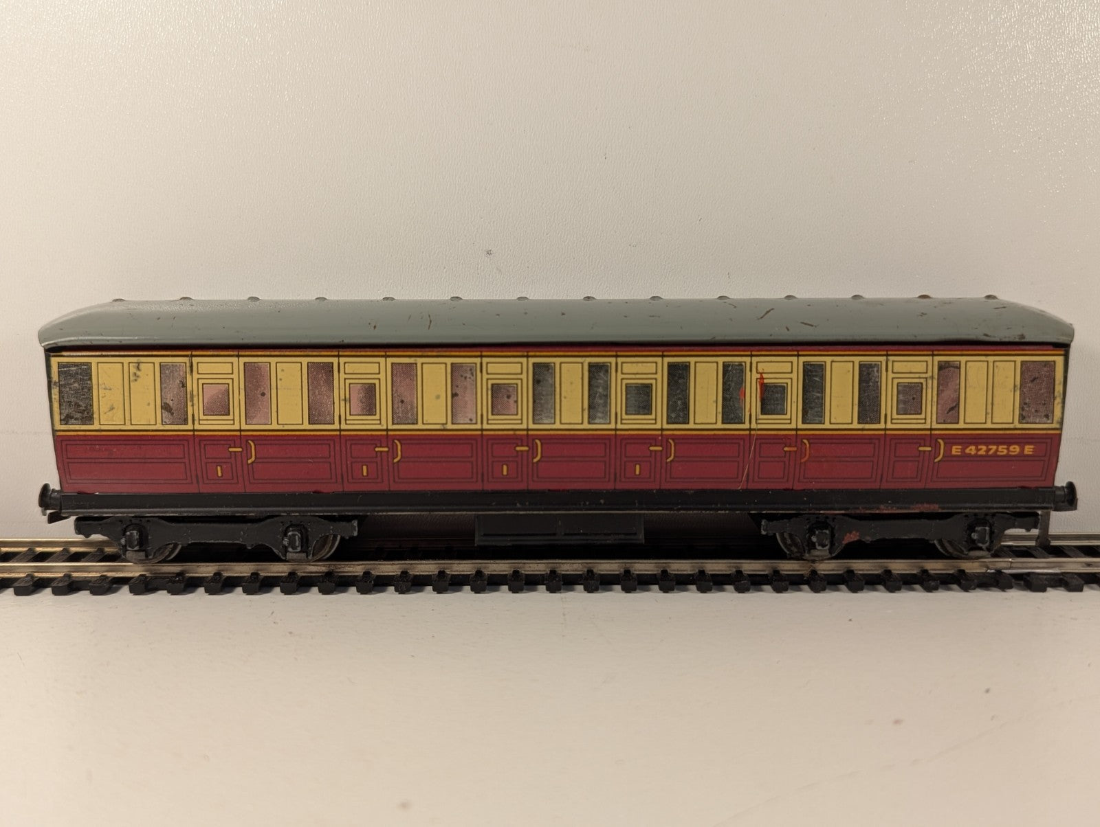 HornbyDublo BR Gresley Corridor Composite Coach Tinplate OOGauge - Damaged Decal