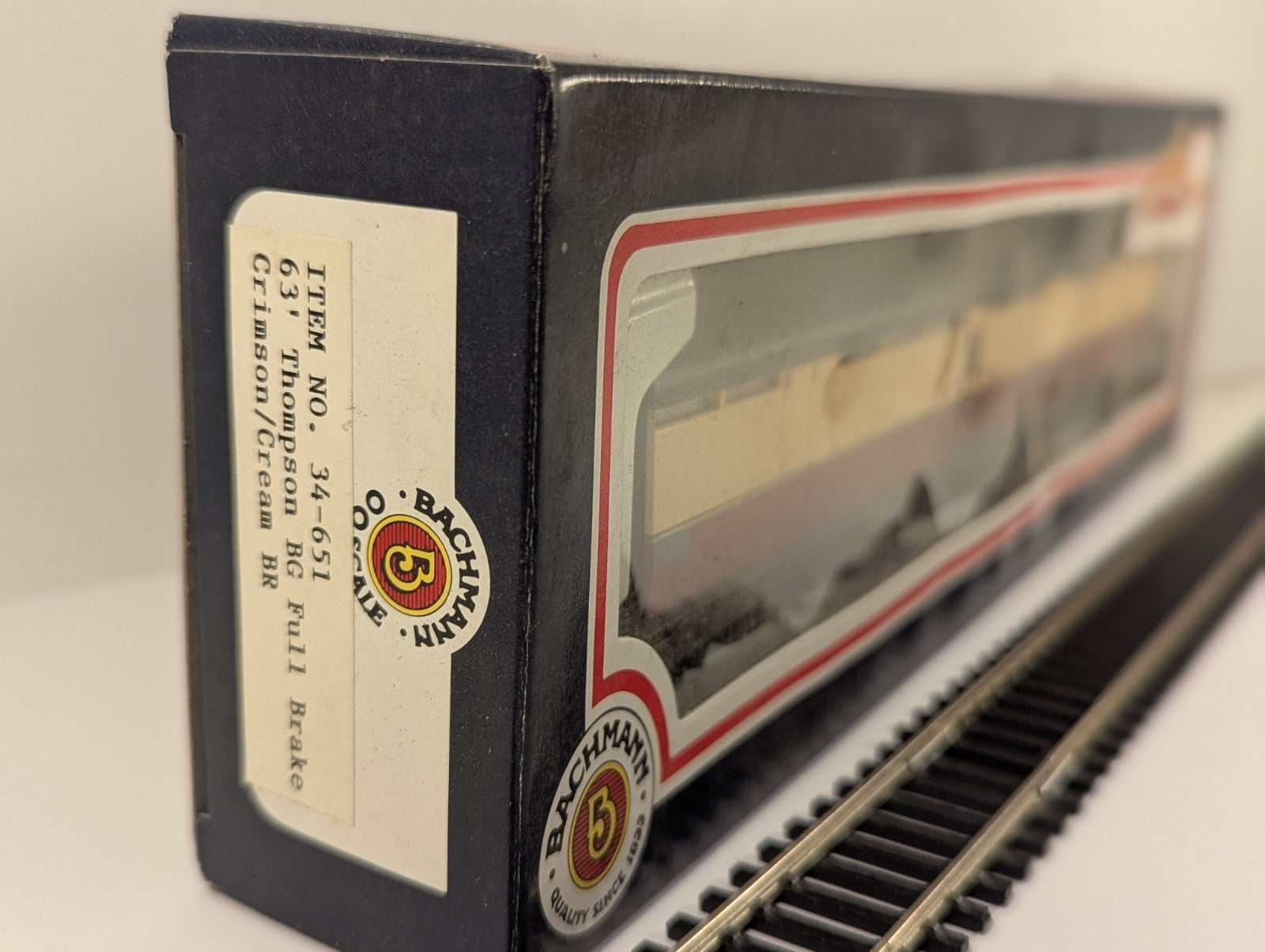 Bachmann 63ft Thompson BG Full Brake Crimson & Cream OO Gauge Boxed