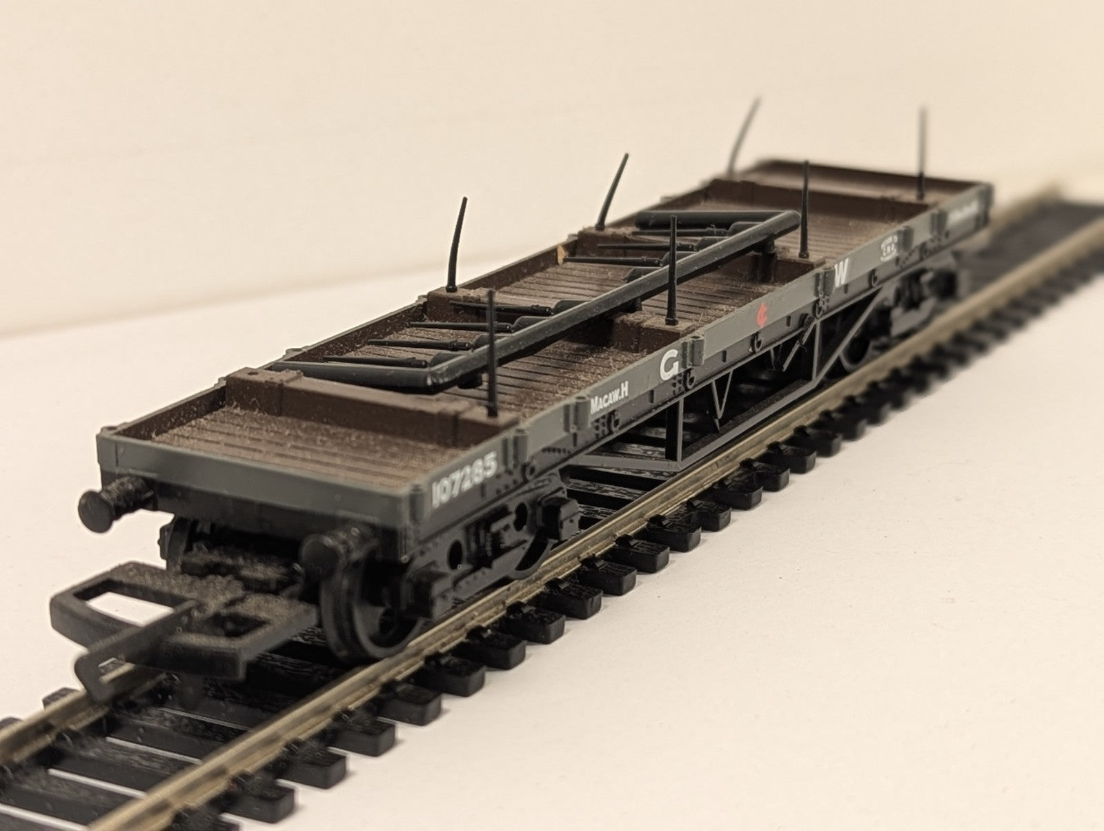 Hornby R6015 OO Gauge GWR Macaw B Bogie Bolster Wagon 107285