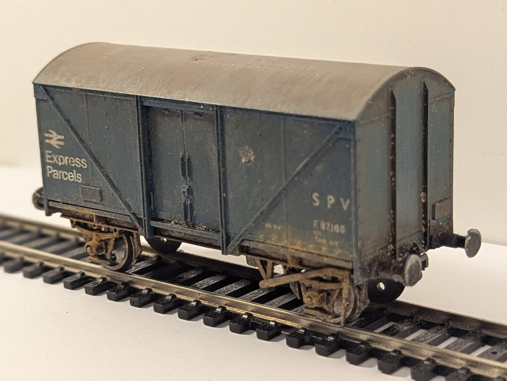Hornby OO Gauge BR Blue SPV 12t Ventilated Van E87160 Weathered