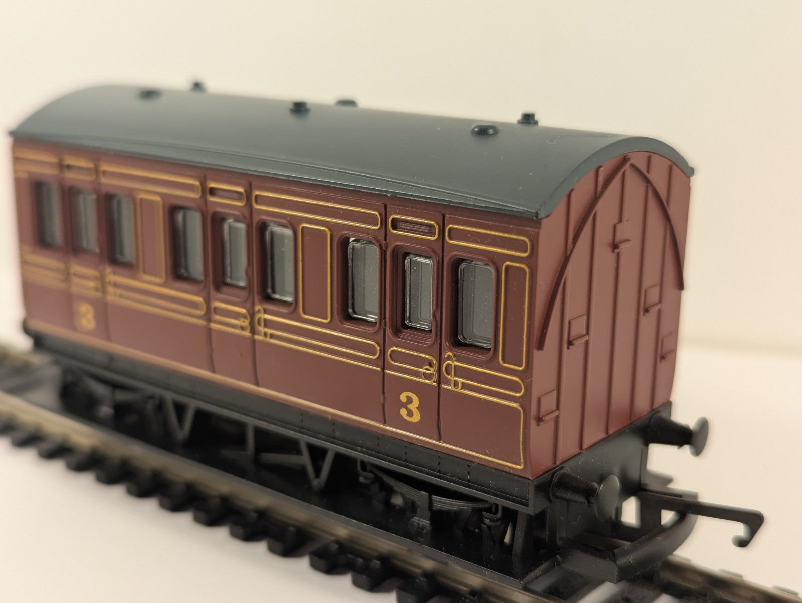 Hornby OO Gauge LMS 4-Wheel Coach Maroon