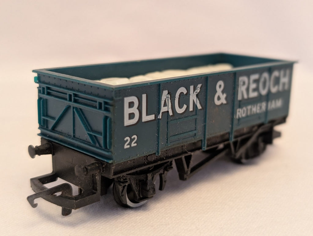 Hornby OO Gauge 7-Plank Open Wagon 'Black & Reoch' Goods Wagon 22