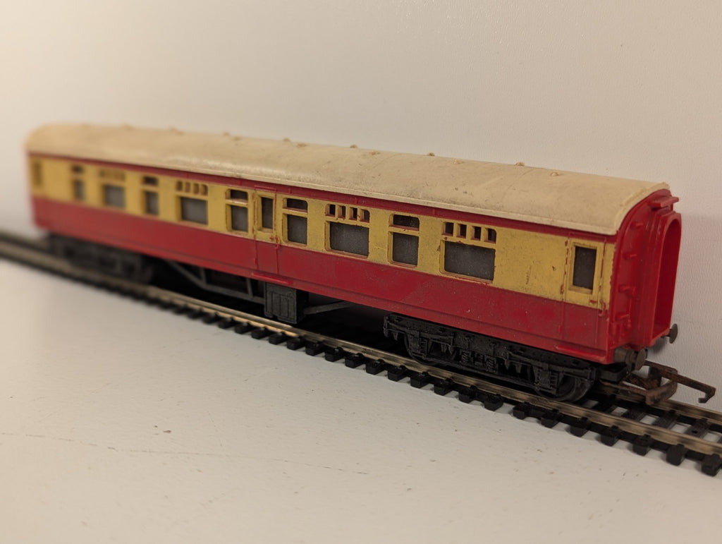 Tri-ang OO Gauge BR Composite Coach Maroon & Cream