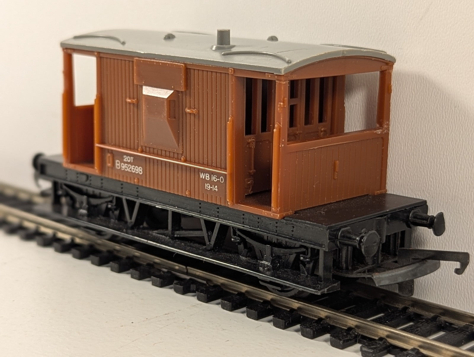 Tri-ang R016 BR 20 Ton Standard Brake Van Brown