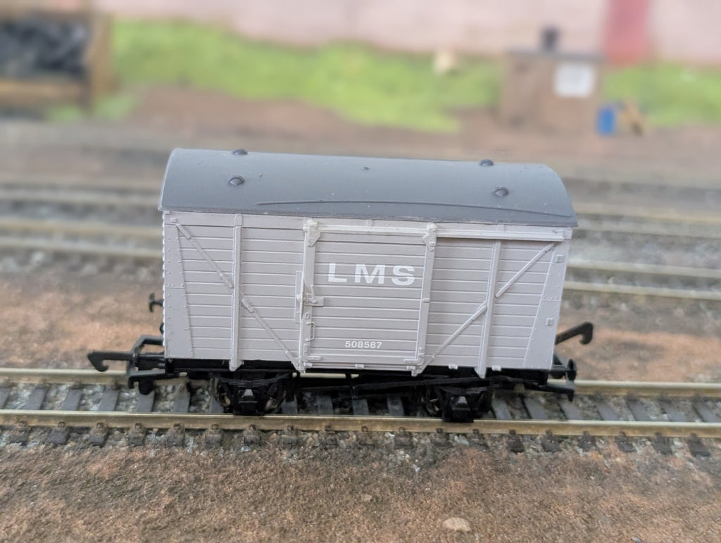 Bachmann Branchline 37-800 12 Ton planked ventilated van in LMS grey