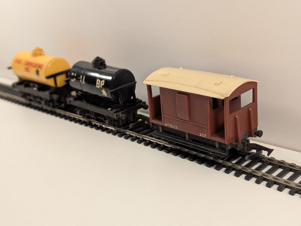 Tri-ang Rake of 3 Wagons – OO Gauge