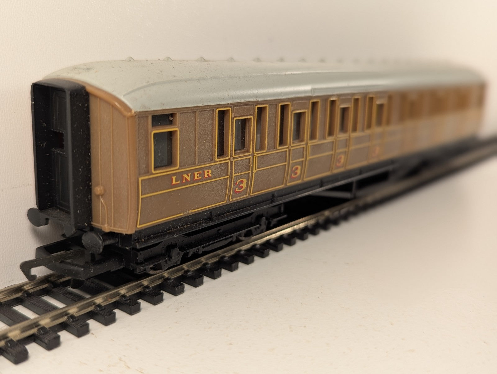 Hornby OO Gauge LNER Composite Coach Passenger Coach 22356 LNER Teak