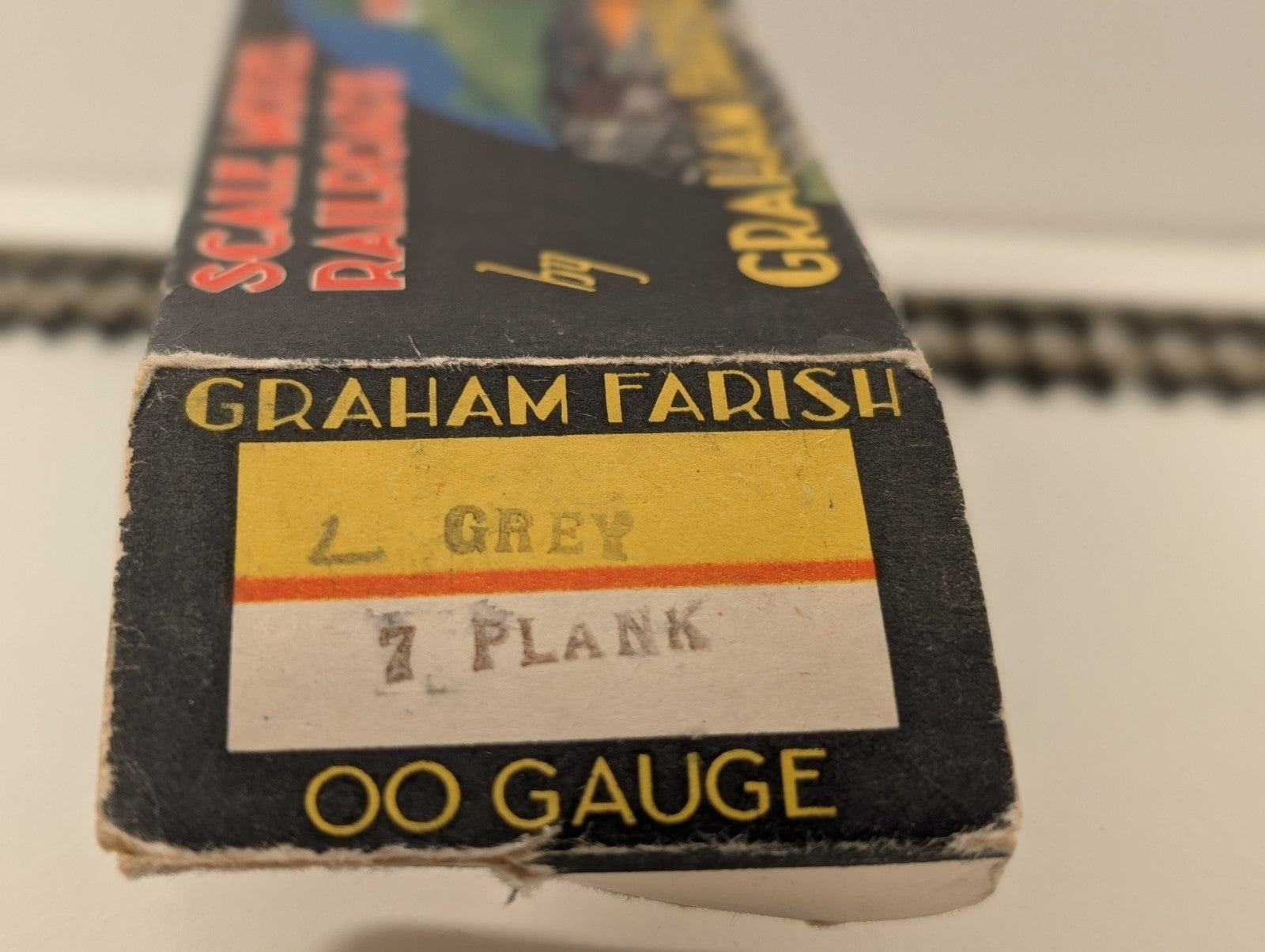 Graham Farish OO Gauge 7 Plank Open Wagon – Light Grey Livery