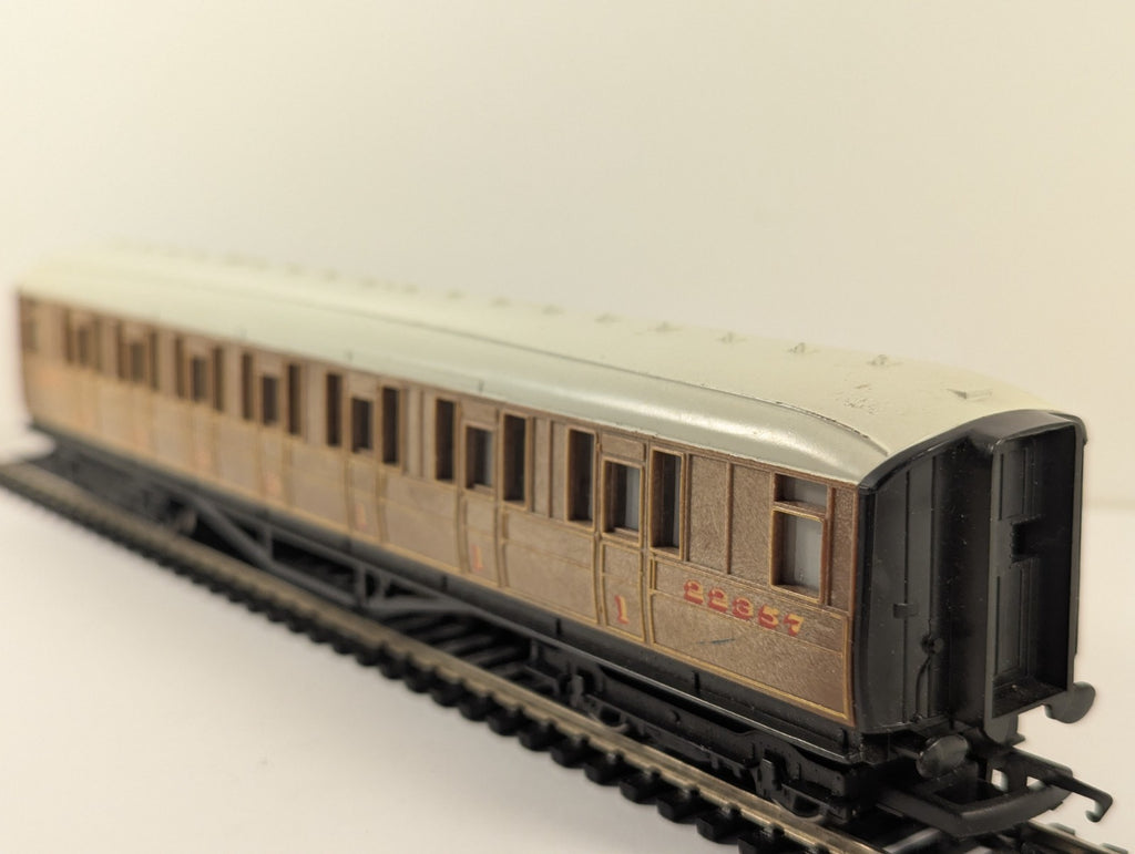 Hornby RailRoad OO Gauge LNER Teak Composite Coach for Mallard