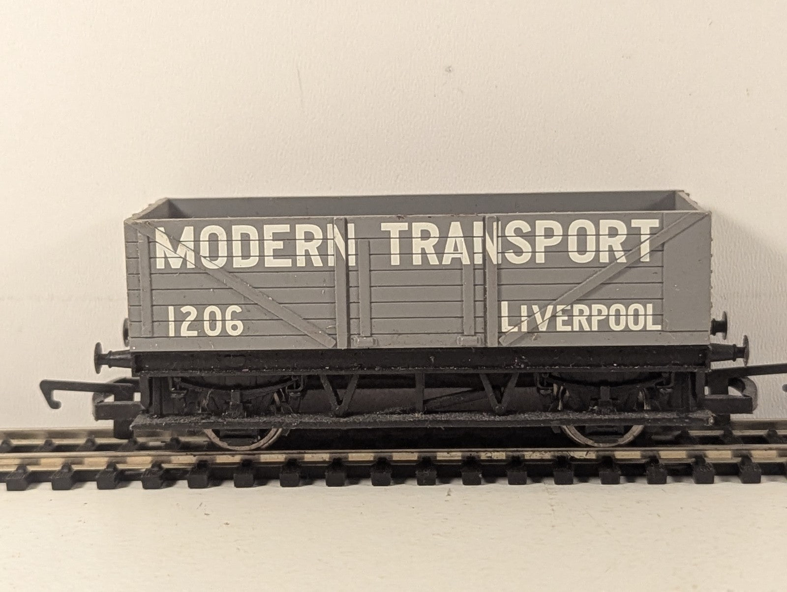 Hornby OO Gauge Modern Transport Liverpool 7 Plank Wagon Goods Wagon