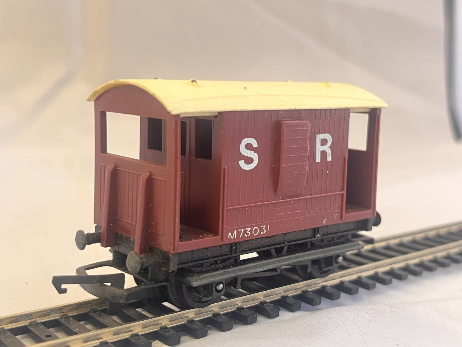 Tri-ang R16 OO Gauge Brown Brake Van