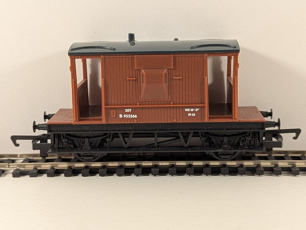 Hornby 20T Brake Van – Brown with Grey Roof – OO Gauge
