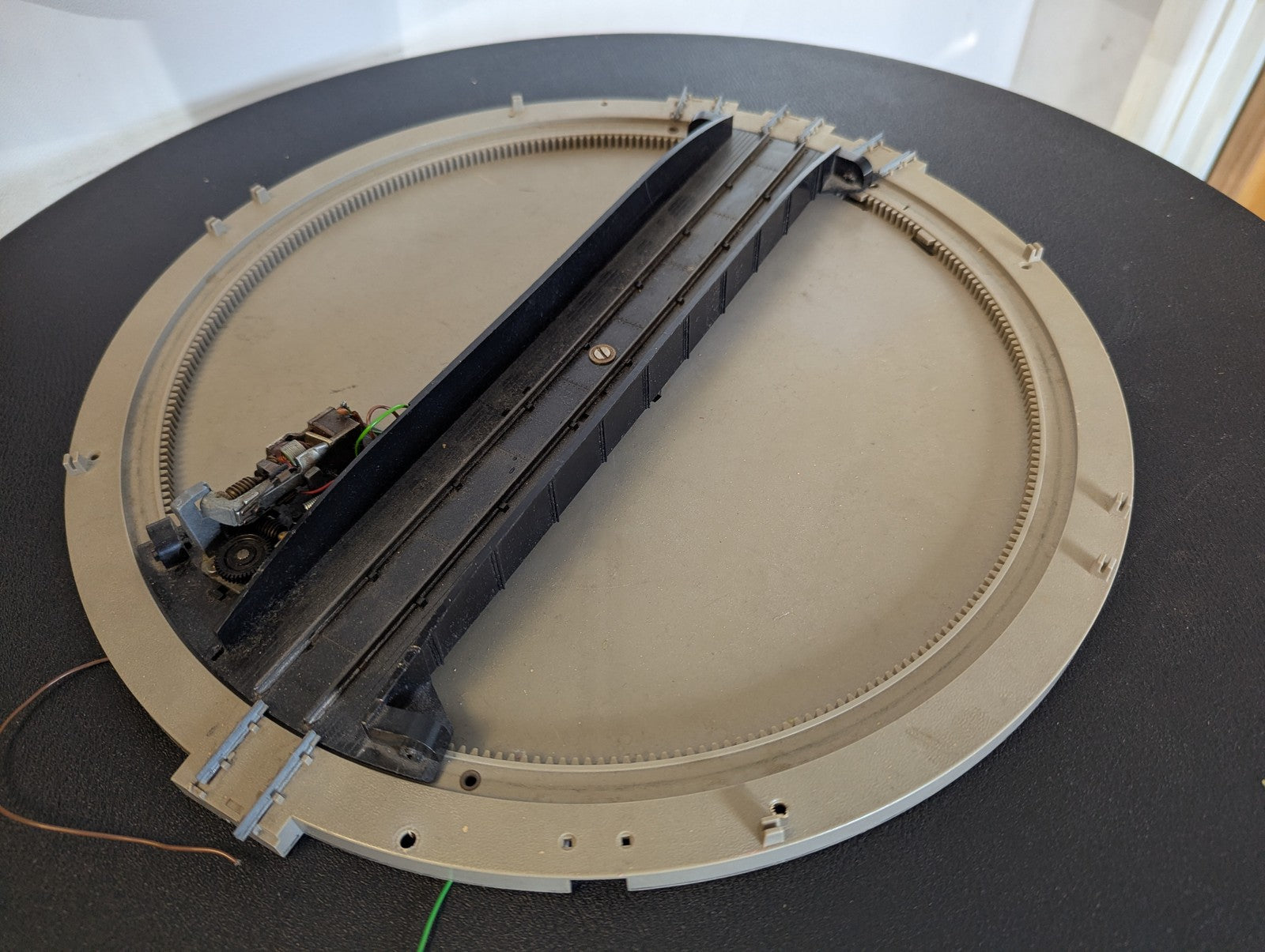 Hornby OO Gauge Operating Turntable R410