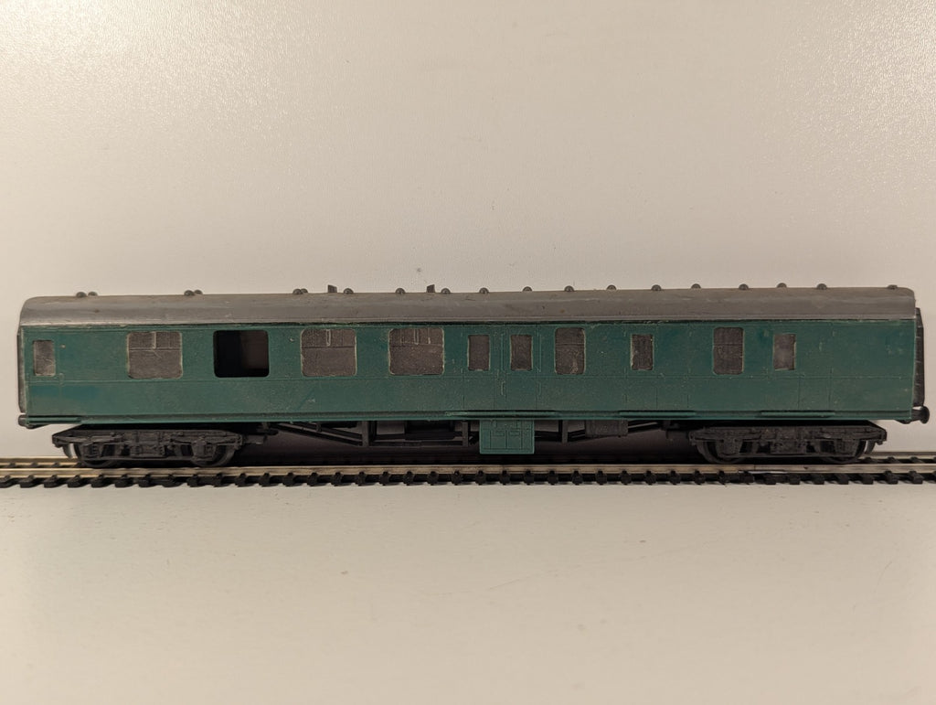 Kitmaster BR Mk1 Coach Green OO Gauge - Missing Couplings, Window & Buffer Beam