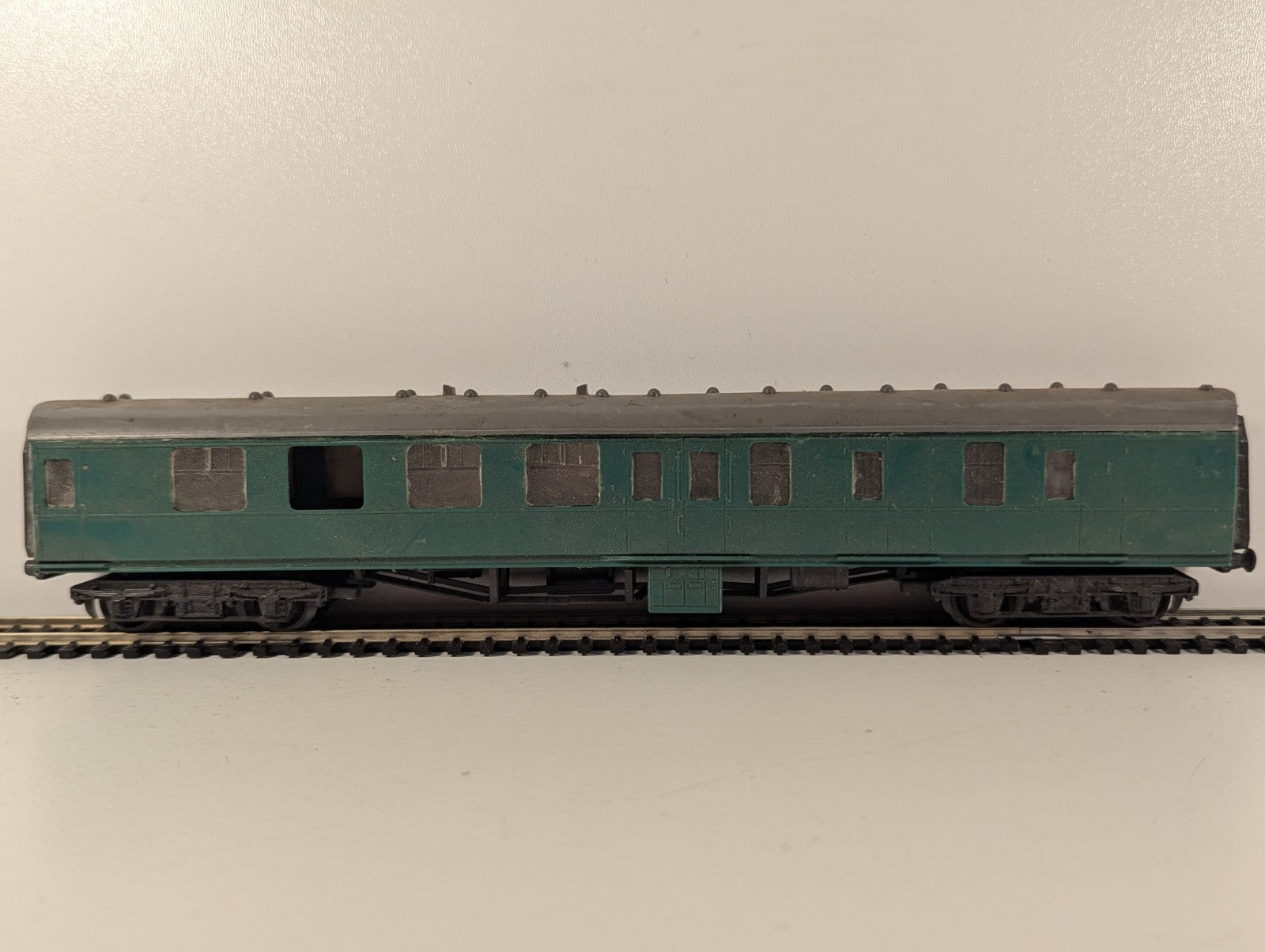 Kitmaster BR Mk1 Coach Green OO Gauge - Missing Couplings, Window & Buffer Beam