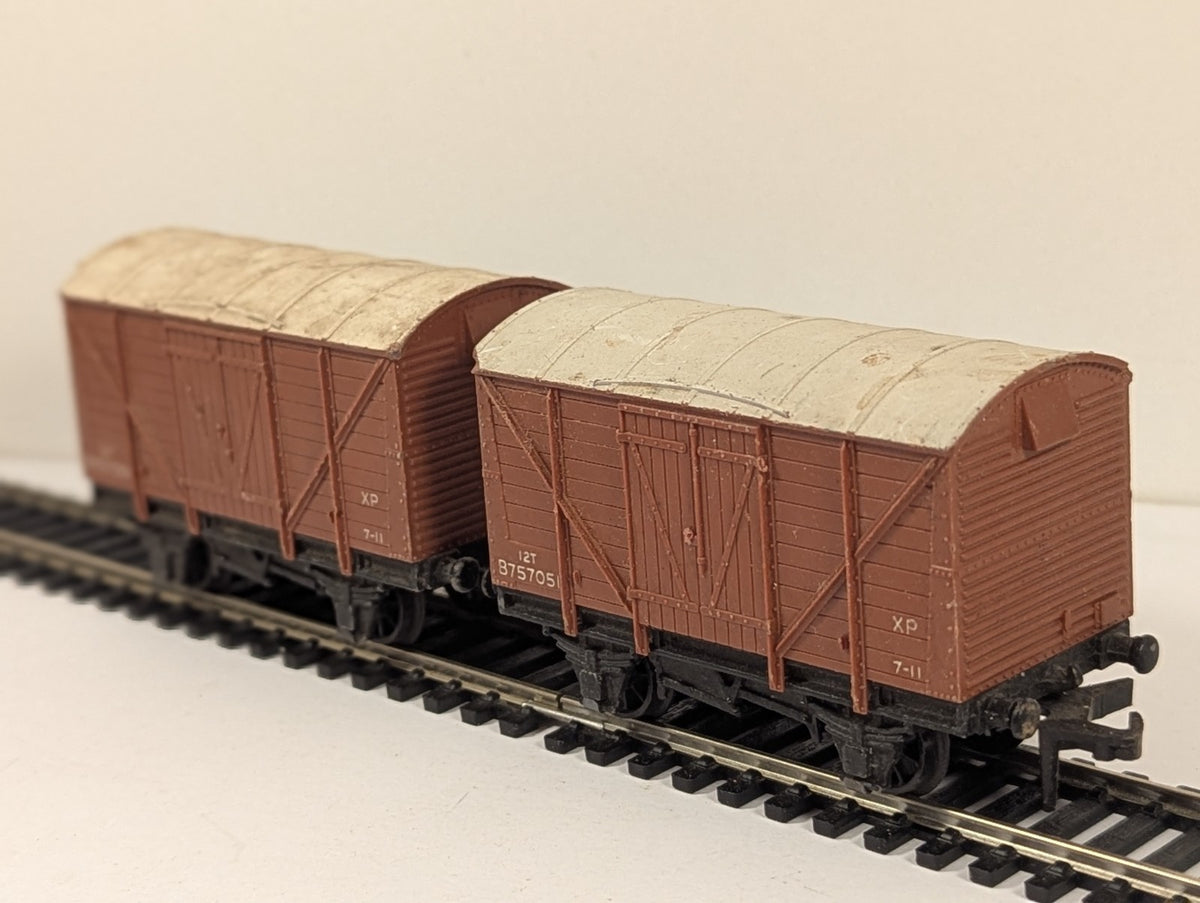 Hornby Dublo OO Gauge BR Closed Vent Van Pair - missing buffer