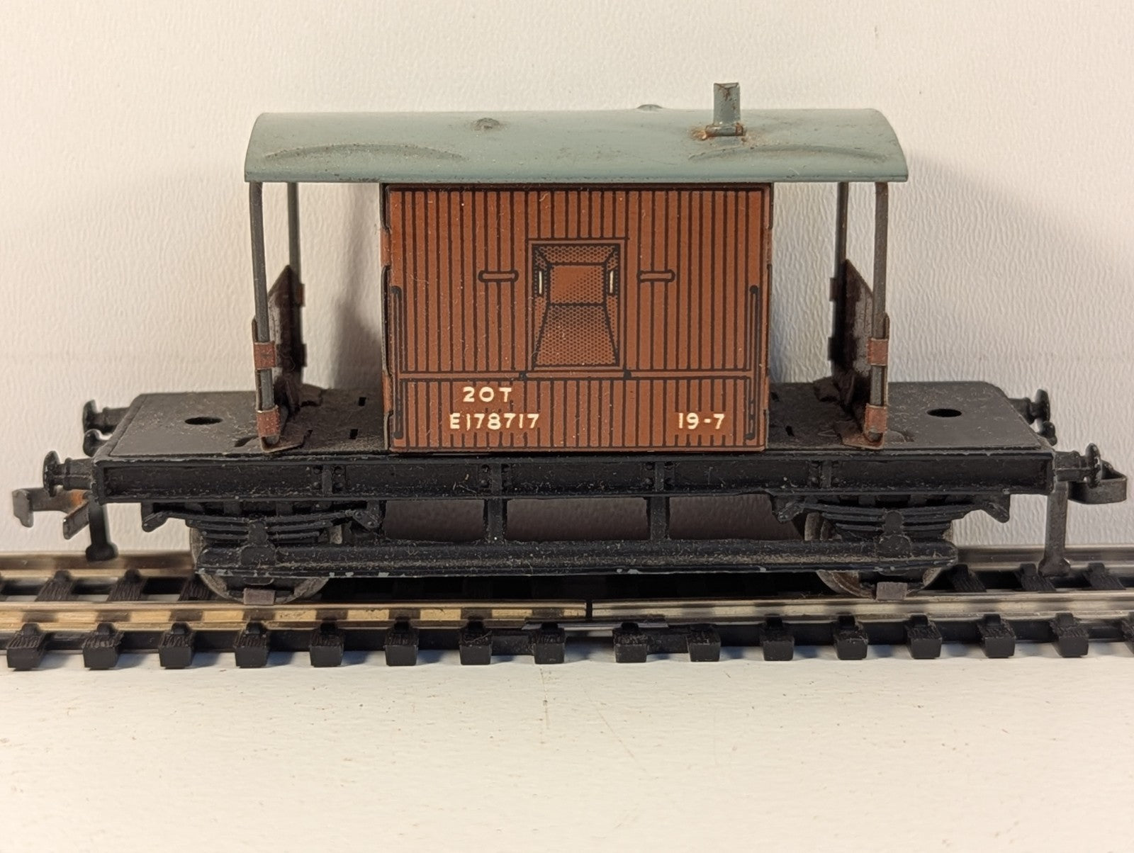 Hornby Dublo OO Gauge Tinplate 20 Ton Goods Brake Van
