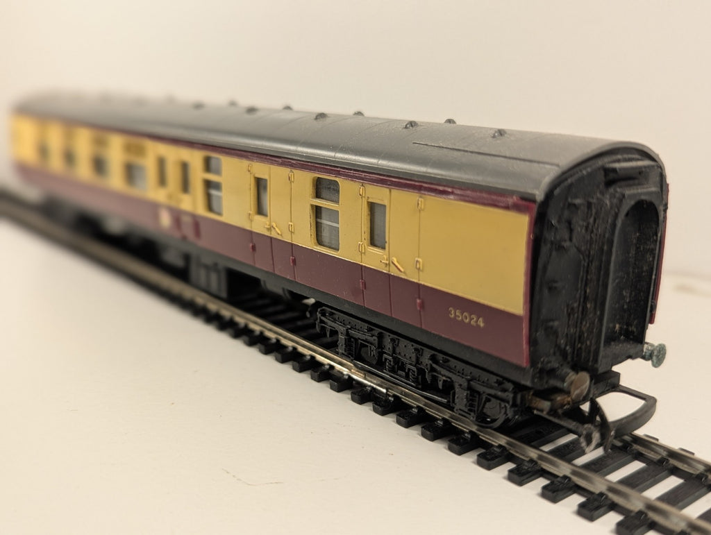 Tri-ang R383 OO Gauge BR Mk1 Brake Second Coach 35024 – Maroon & Cream