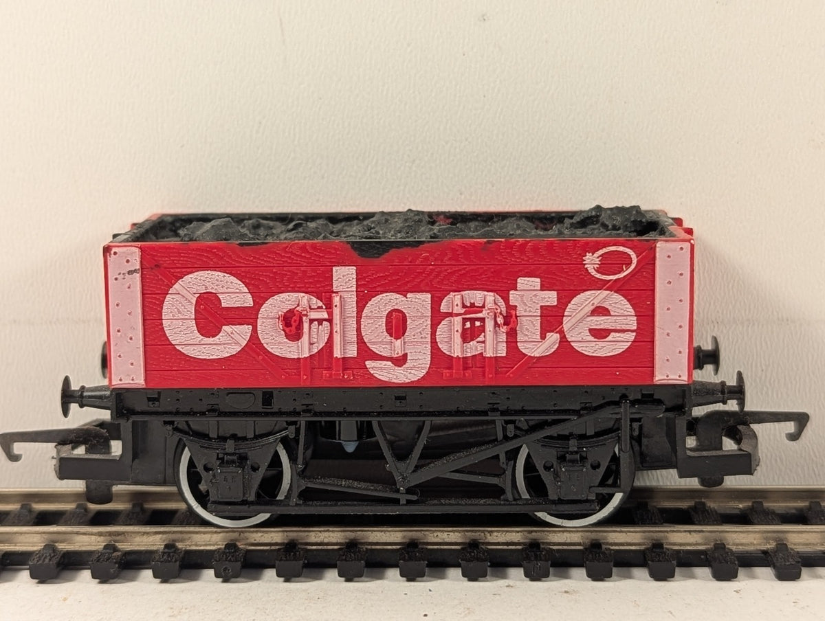 Hornby OO Gauge 7-Plank Open Wagon 'Colgate' Goods Wagon Colgate Red R608