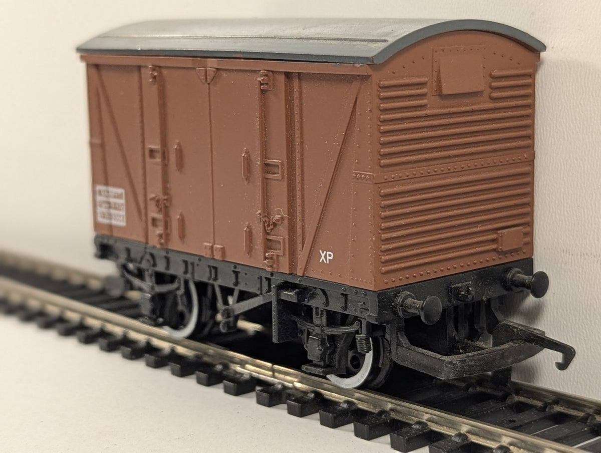 Hornby OO Gauge BR 12t Vanfit Goods Wagon B 783396 BR Bauxite R205