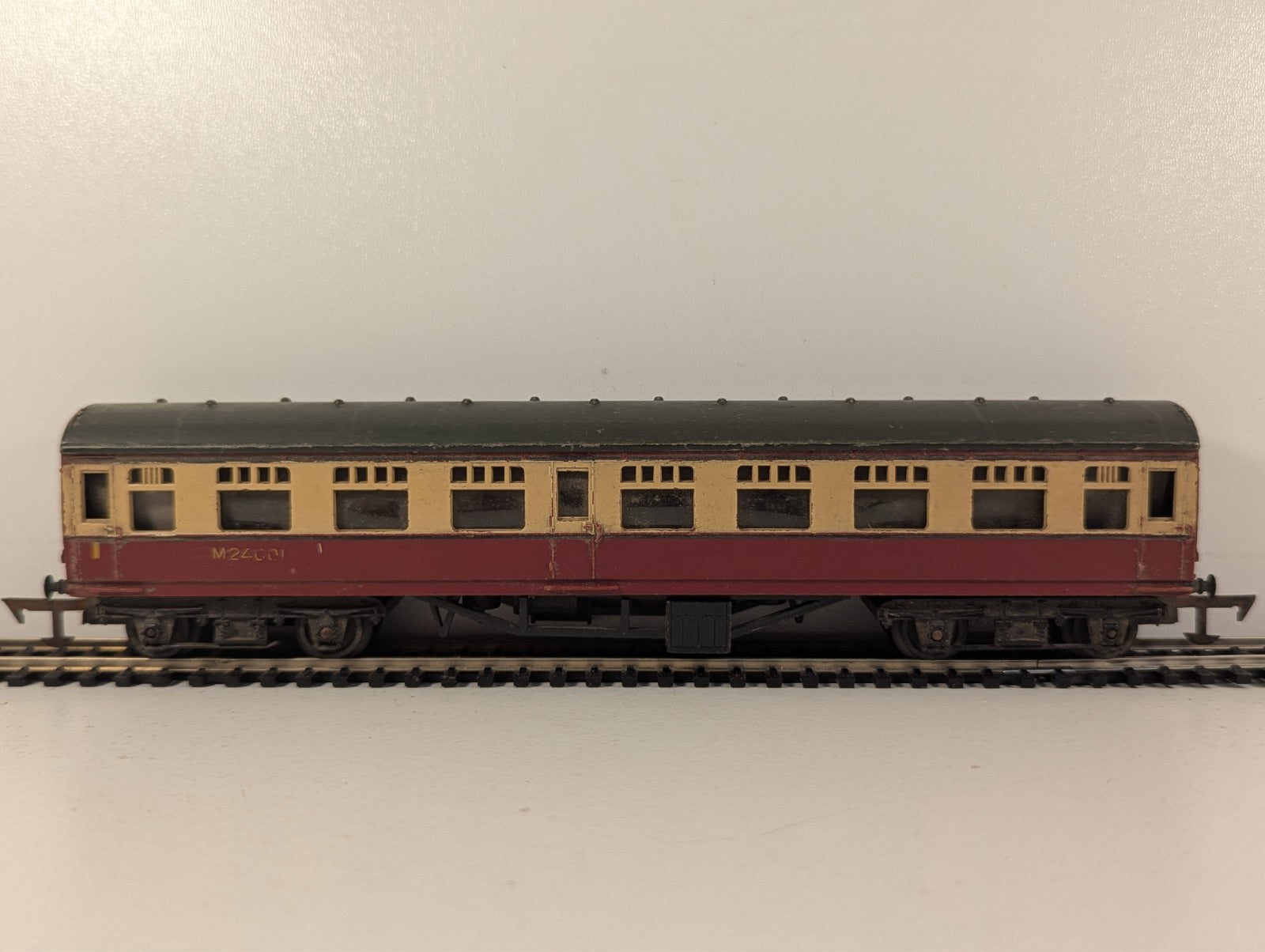 Tri-ang OO Gauge R29/221 BR Main Line Composite Coach - Damaged Decals