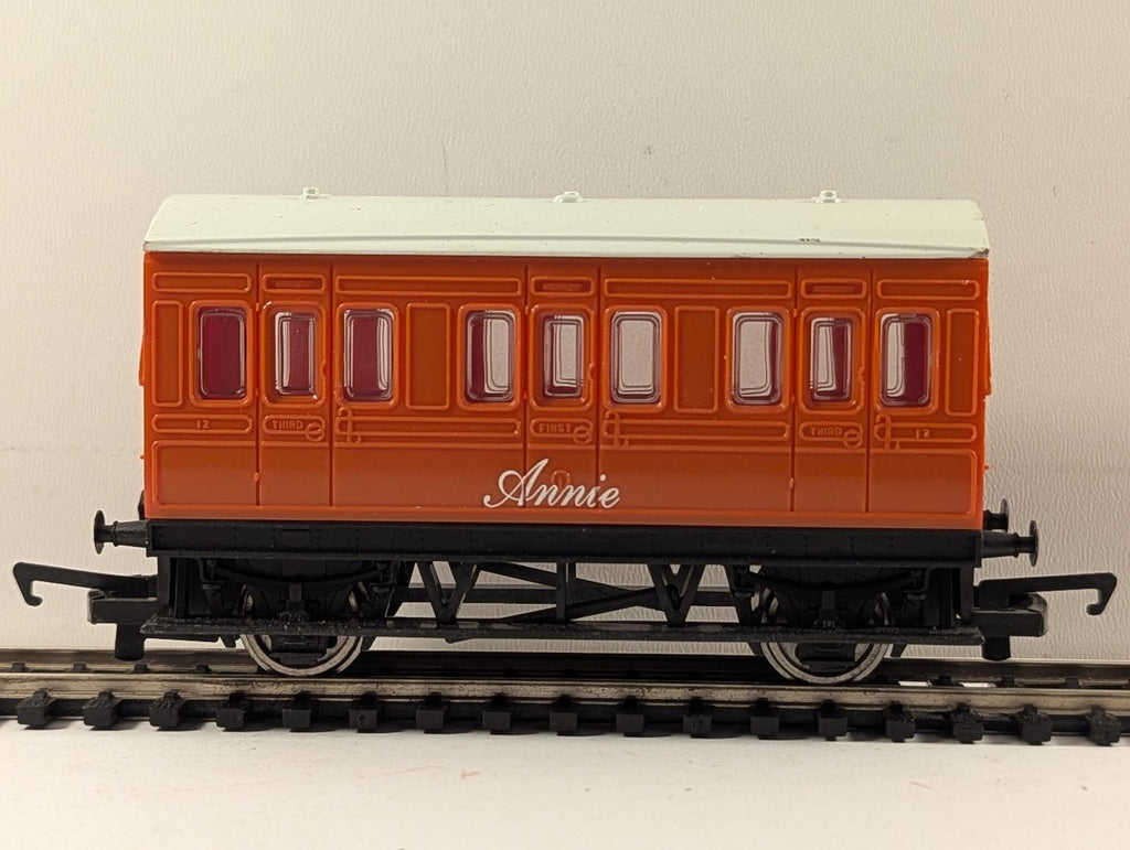 Hornby OO Gauge Annie Passenger Coach 12 Orange