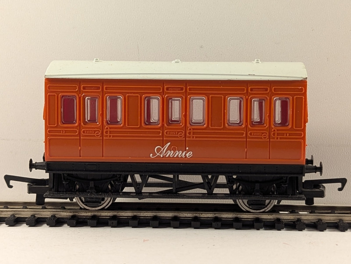Hornby OO Gauge Annie Passenger Coach 12 Orange