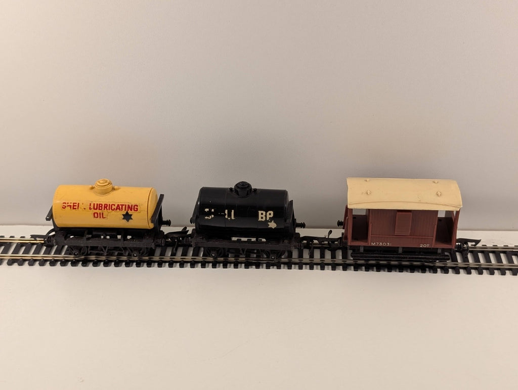 Tri-ang Rake of 3 Wagons – OO Gauge