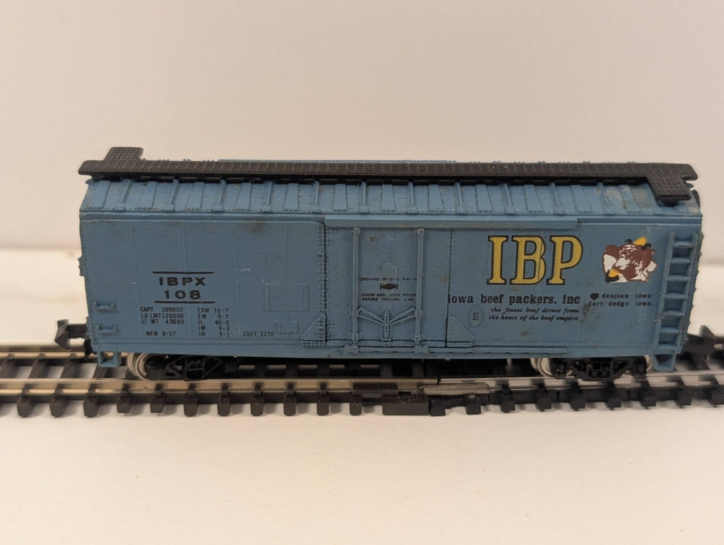 Bachmann 41' Mechanical Reefer Boxcar “Iowa Beef Packers (IBP)” – N Gauge