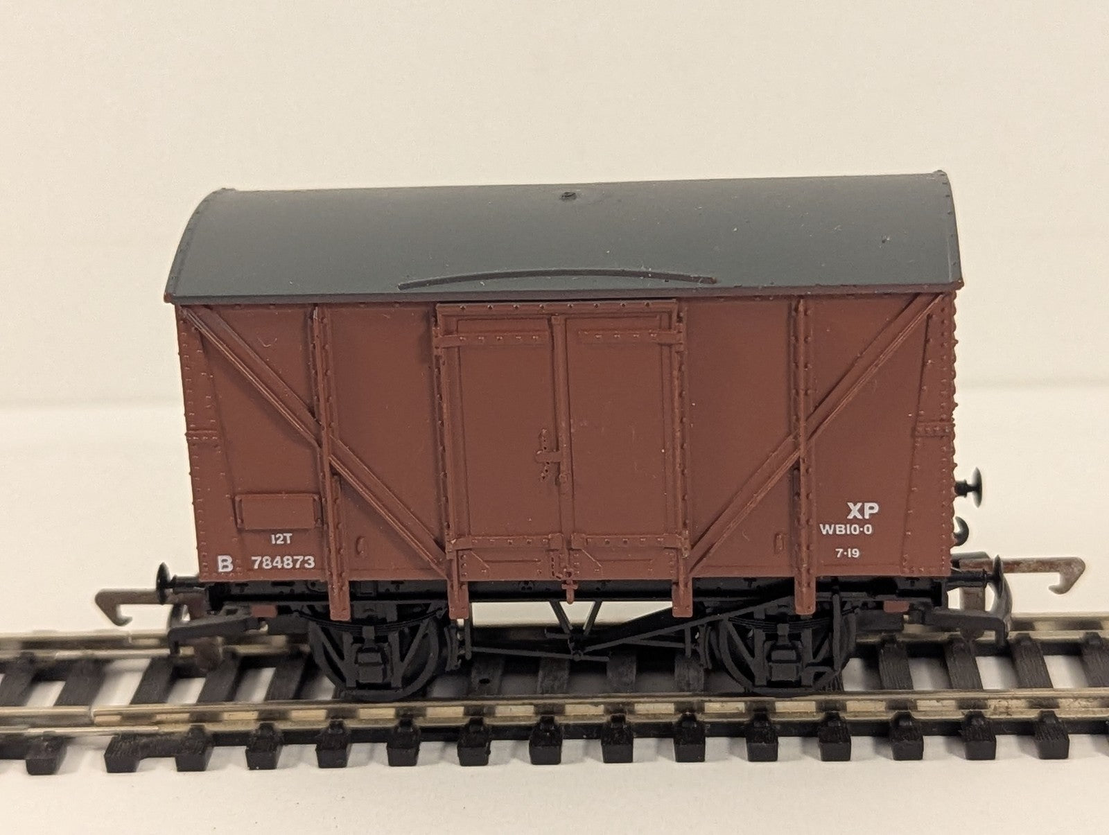 Dapol OO Gauge BR 12T Ventilated Van Goods Wagon B784873 BR Bauxite B32