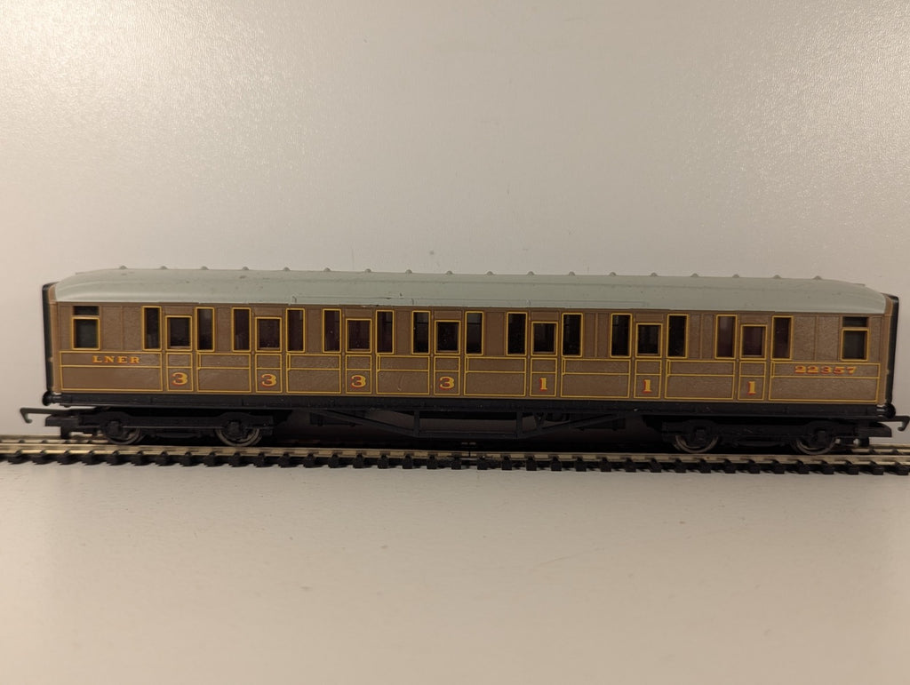 Hornby OO Gauge LNER Teak Composite Coach Passenger Coach 22357