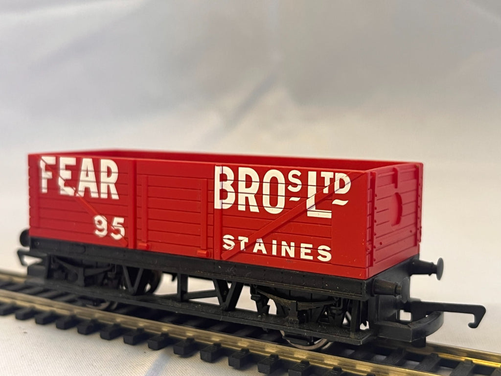 Hornby R1111 OO Gauge Fear Bros Staines LWB 7 Plank Wagon