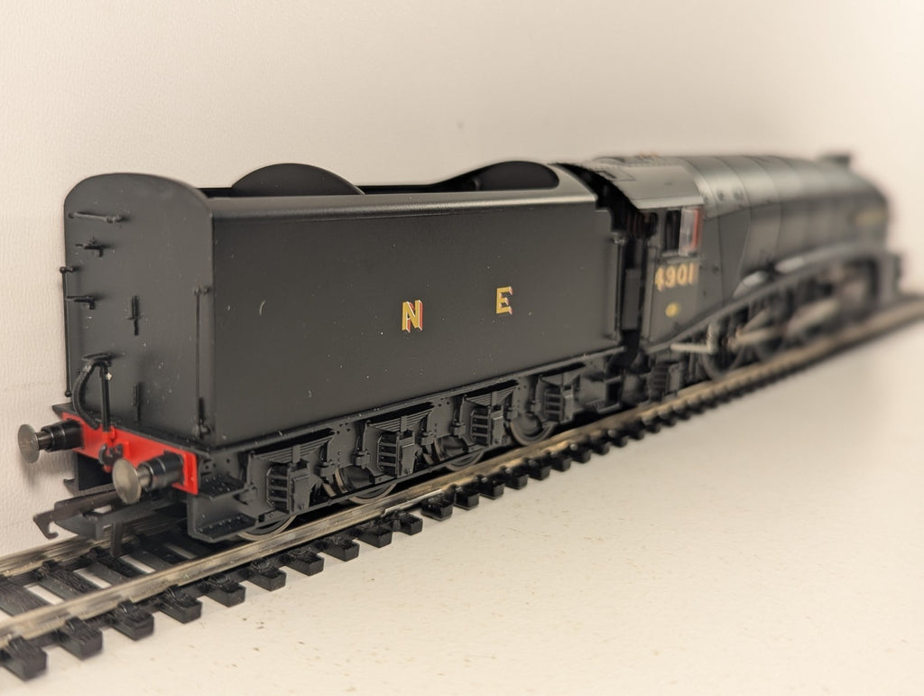 Hornby R2338 DCC Ready LNER Class A4 Pacific "Sir Charles Newton" Wartime Black