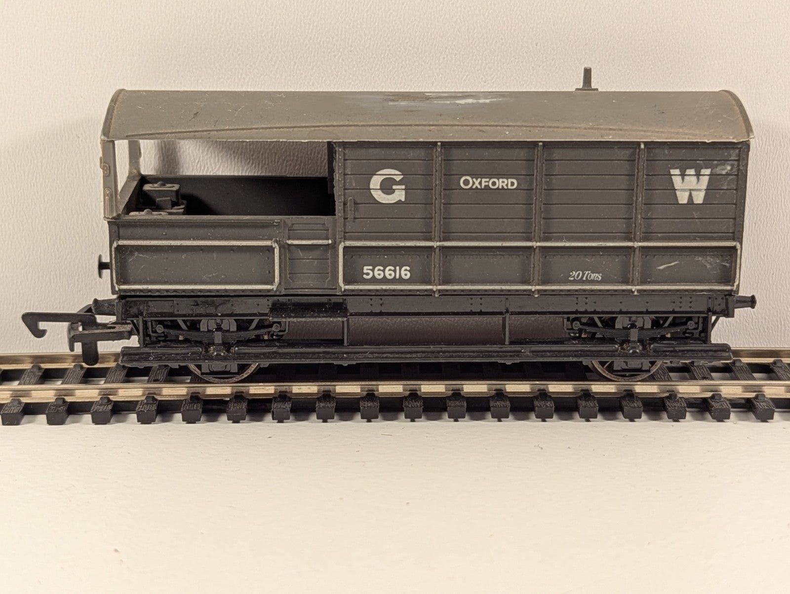 Airfix – Oxford 20 Ton Wagon (W56616, Missing Coupling) – OO Gauge