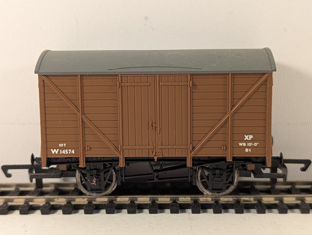 Hornby OO Gauge BR 10t Planked Ventilated Van Rolling Stock W14574