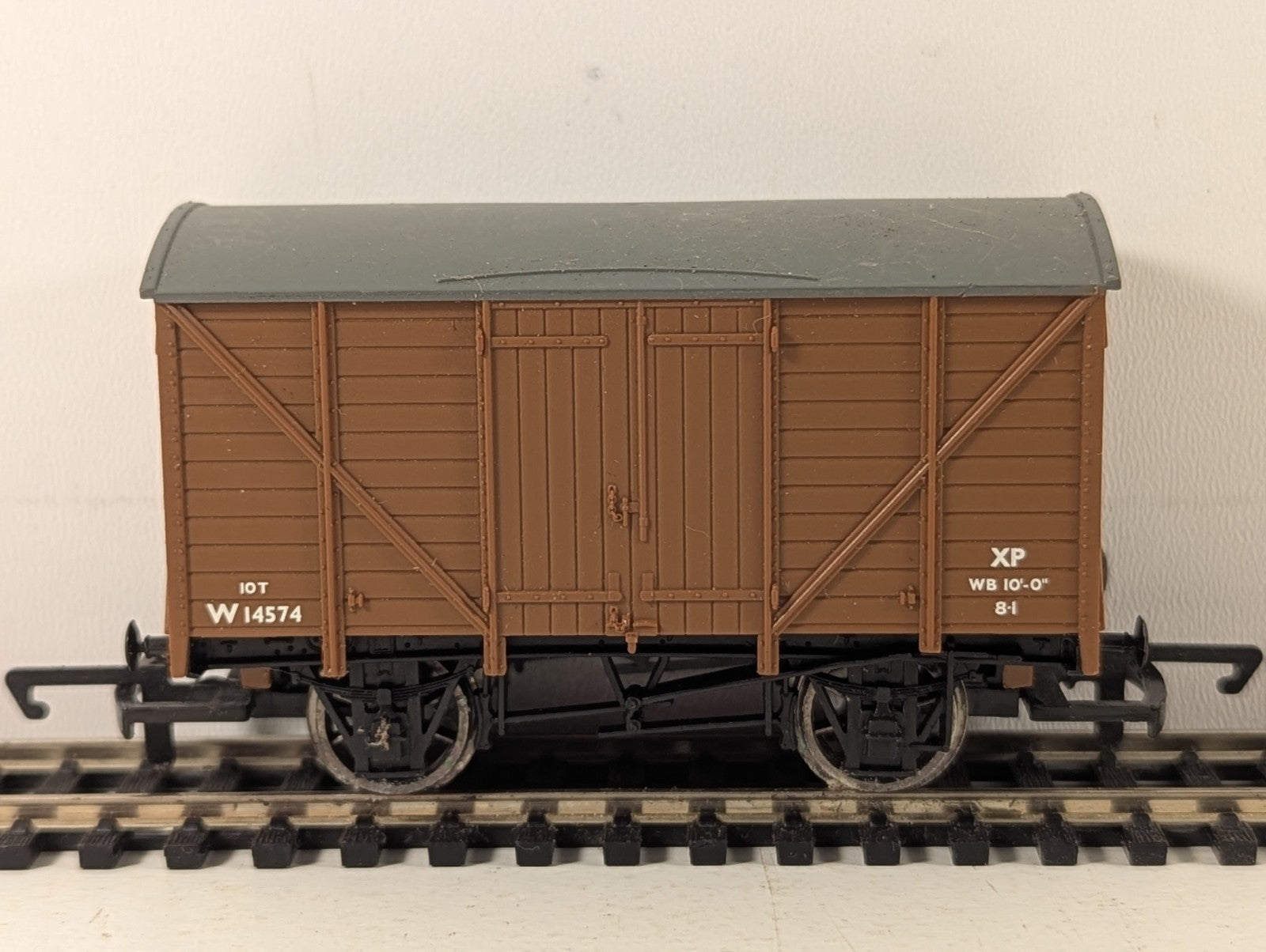 Hornby OO Gauge BR 10t Planked Ventilated Van Rolling Stock W14574