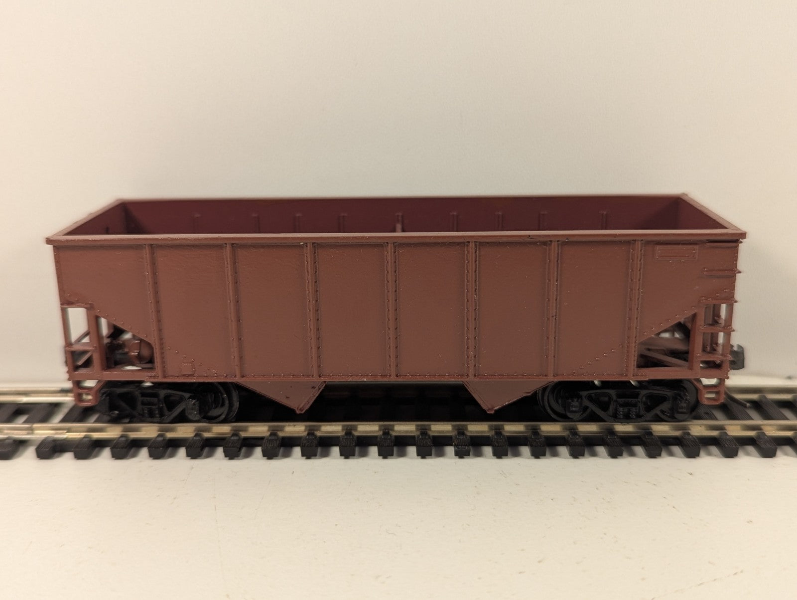 Walthers HO Gauge 2-Bay Steel Hopper – Lettering Removed
