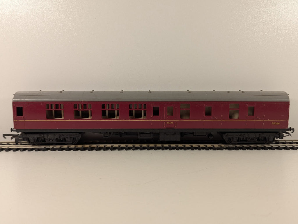 Hornby BR Mark 1 Full Brake model railway coach in maroon livery