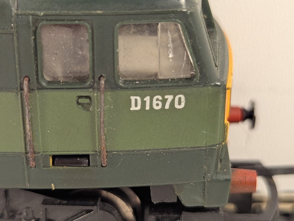 Hornby OO Gauge Class 47 'Mammoth' Diesel Locomotive D1670 BR Two-Tone