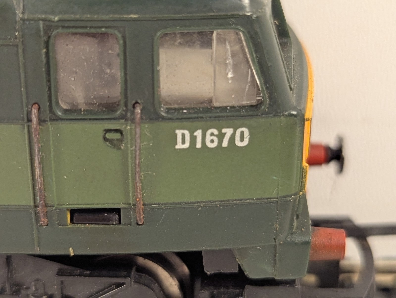Hornby OO Gauge Class 47 'Mammoth' Diesel Locomotive D1670 BR Two-Tone