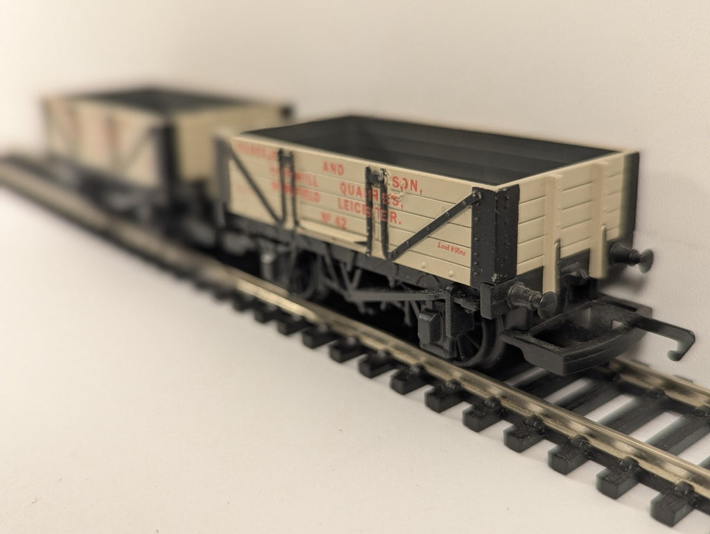 Hornby OO Gauge 5 Plank Wagon Tildesley & Son Cliff Hill Quarries Goods Wagons