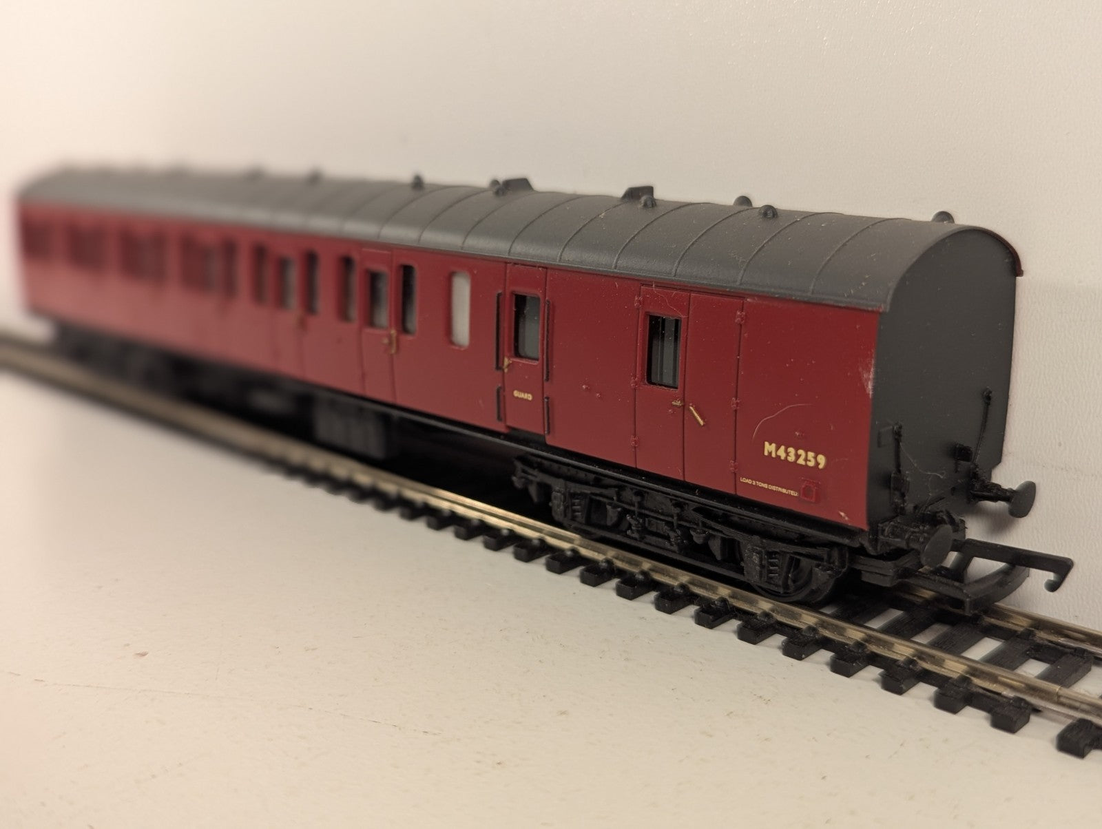 Bachmann OO Gauge 57ft BR Mk1 Suburban Brake Passenger Coach M43259