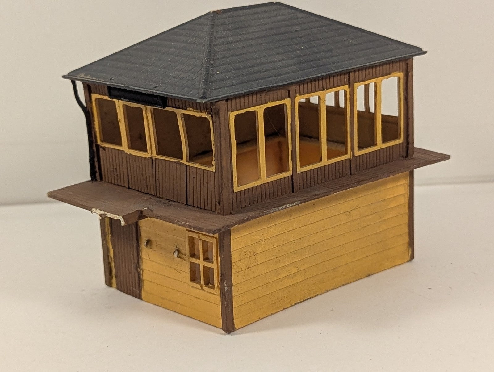 OO Gauge Timber Signal Box Brown and Yellow