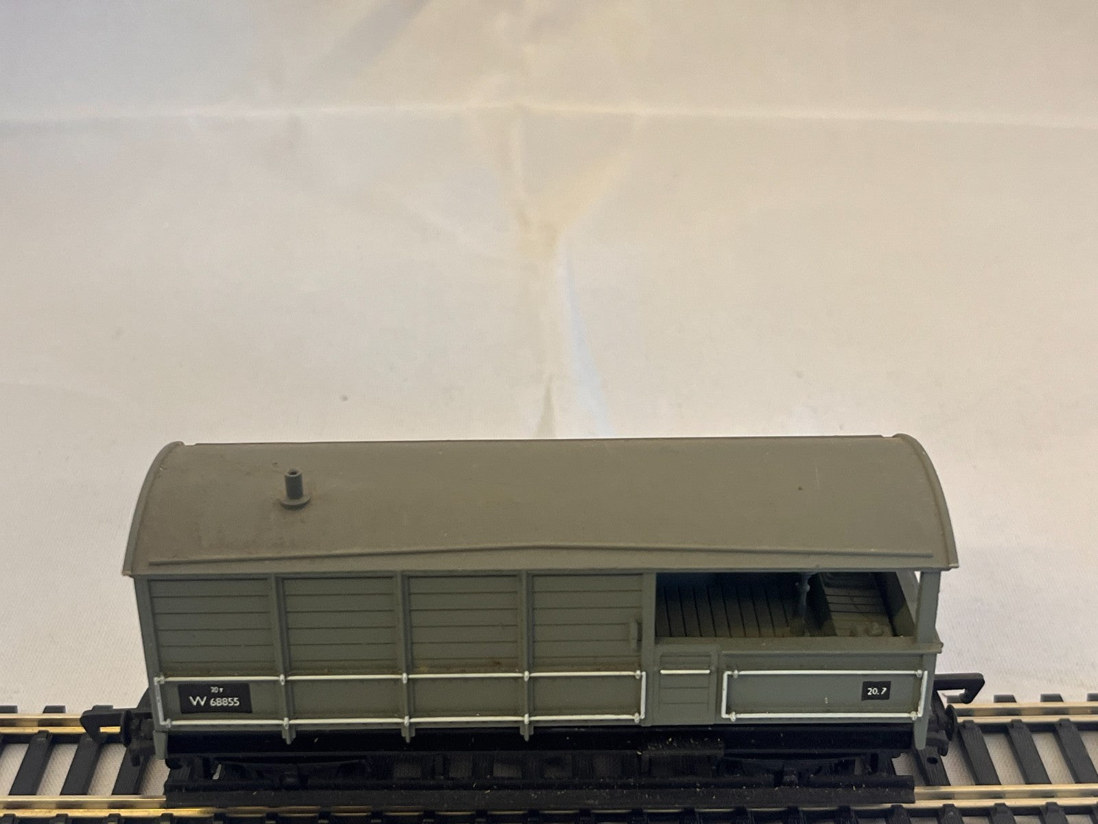 Mainline OO Gauge 20T Toad Brake Van Grey