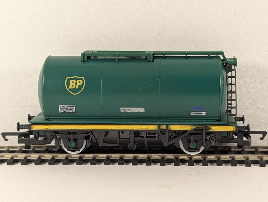 Hornby OO Gauge TTA Tank Wagon Goods Wagon BPO 60194 BP Green & Yellow R235