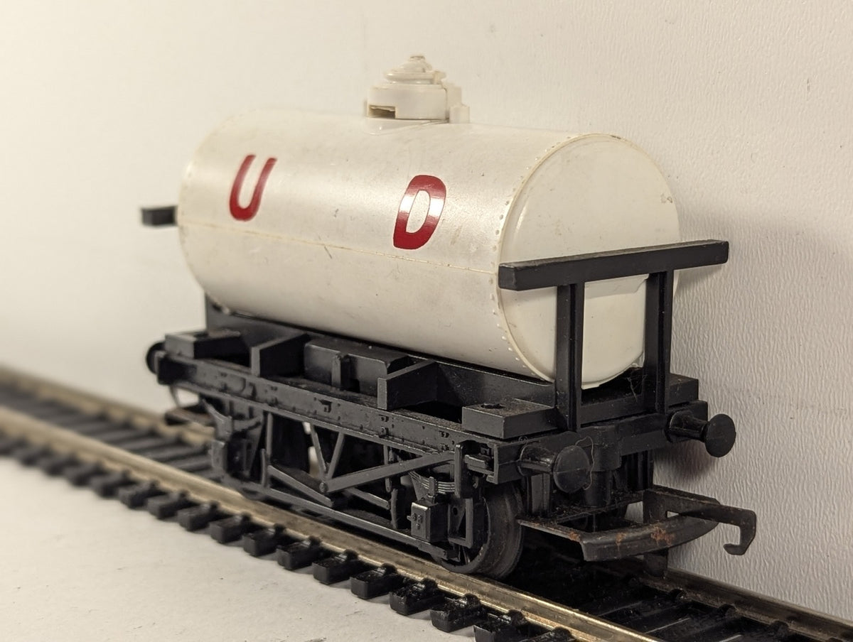 Tri-ang OO Gauge United Dairies Milk Tank Wagon R127