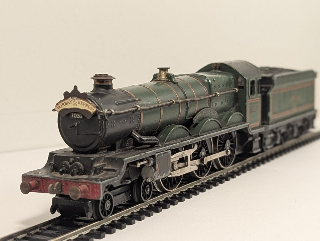 Hornby Dublo OO Gauge Castle Class 4-6-0 'Denbigh Castle' Steam Locomotive 7032