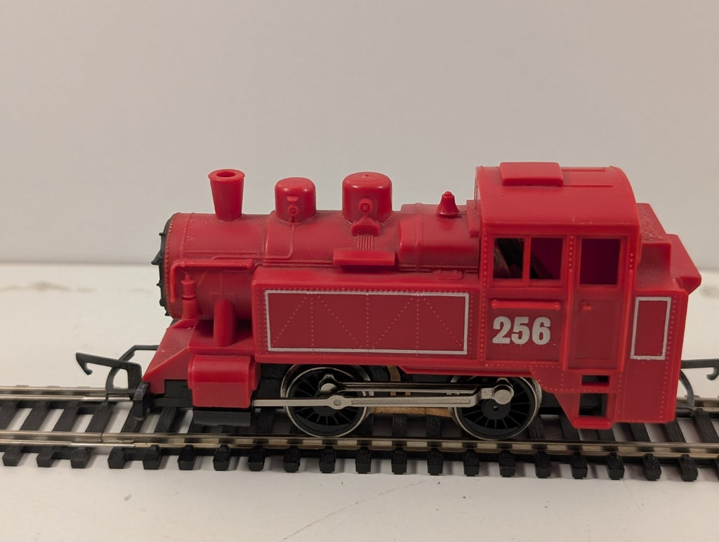 Hornby R256 OO Gauge “International” 0-4-0T Tank Locomotive in Red